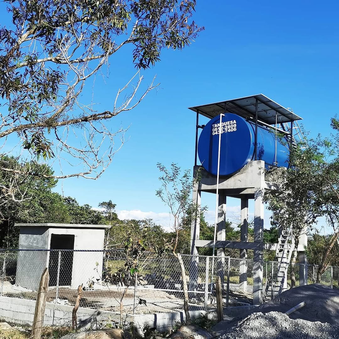 Tanque de reserva de agua alimentado por un sistema de bombeo solar