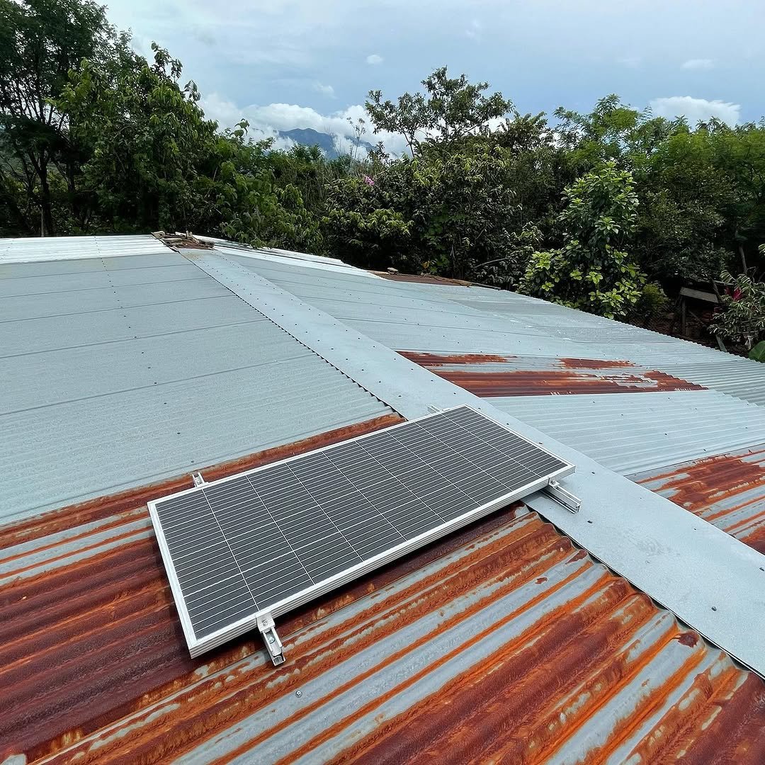Técnicos de Electrysol junto a un sistema solar instalado en una finca rural