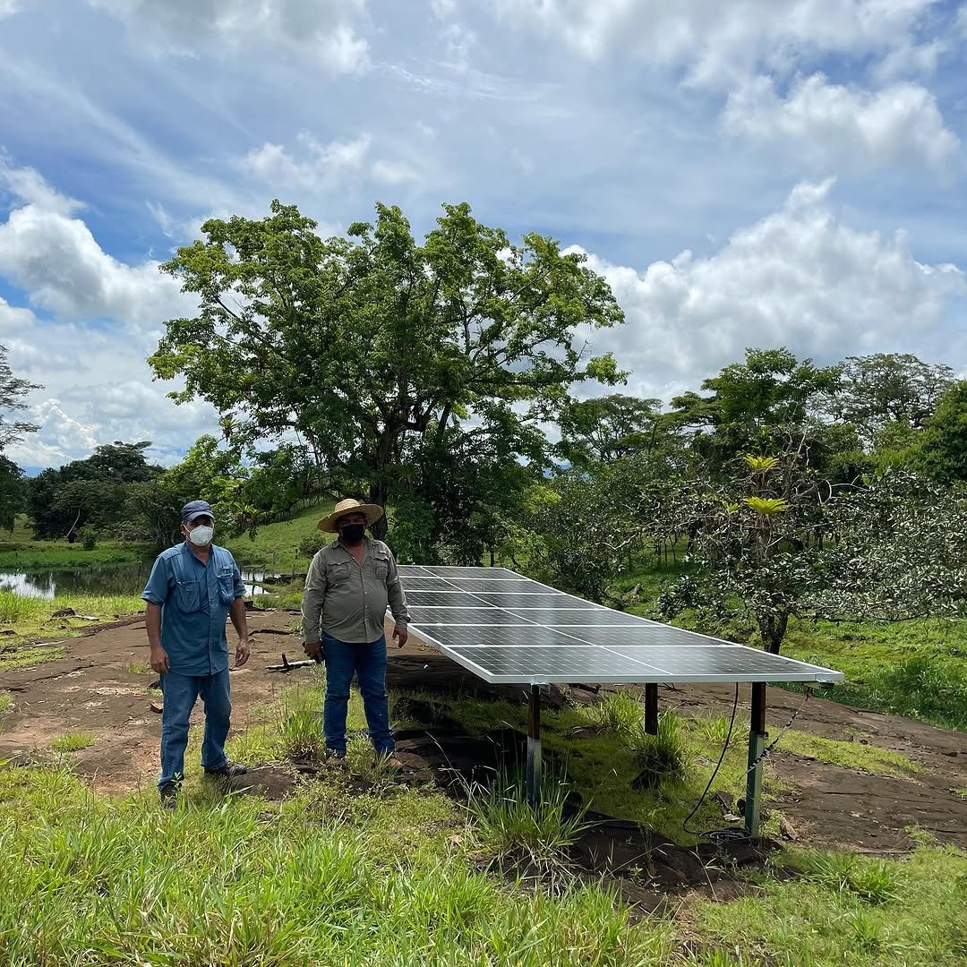 Panel solar instalado sobre un techo metálico con montañas de fondo en Chiriquí
